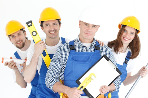 Zdjęcie zespół szczęśliwych uśmiechniętych pracowników z narzędziami i umową