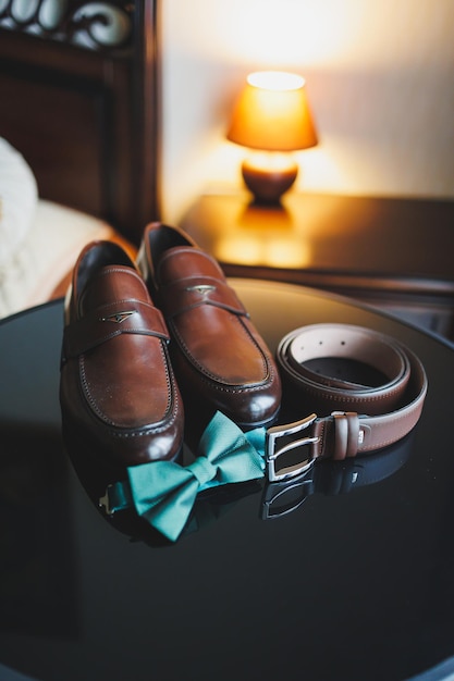 Zdjęcie zestaw akcesoriów dla panem młodym, męskie buty i krawat