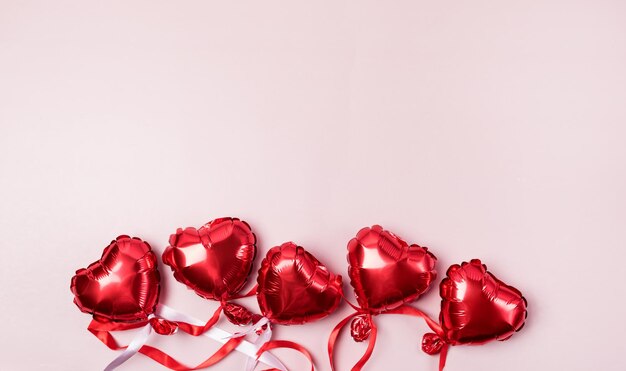 Zestaw Balonów Powietrznych Czerwonych Kolorowych Balonów Foliowych W Kształcie Serca Na Różowym Tle Love Holiday