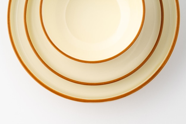 Zestaw biało-brązowego ceramicznego talerza i miski na białym tle