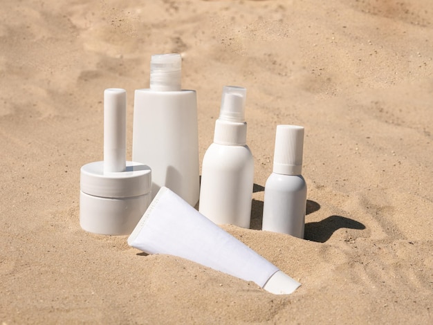 Zestaw białych butelek z kosmetycznymi filtrami przeciwsłonecznymi do pielęgnacji skóry latem