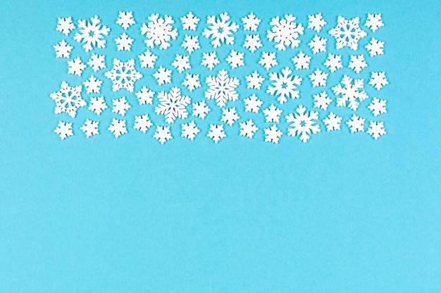 Zestaw białych płatków śniegu na kolorowym tle. Widok z góry ozdób choinkowych. Koncepcja czasu nowego roku z pustej przestrzeni dla swojego projektu.