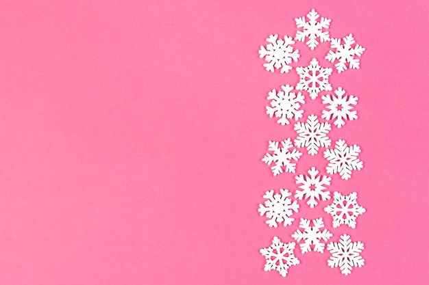 Zestaw białych płatków śniegu na kolorowym tle Widok z góry ozdoby świątecznej Koncepcja czasu nowego roku z pustą przestrzenią dla Twojego projektu