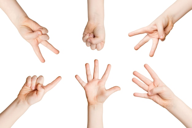 Zestaw białych rąk dziecka pokazujące cyfry liczenia