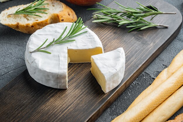 Zestaw Camembert lub Brie, na szaro