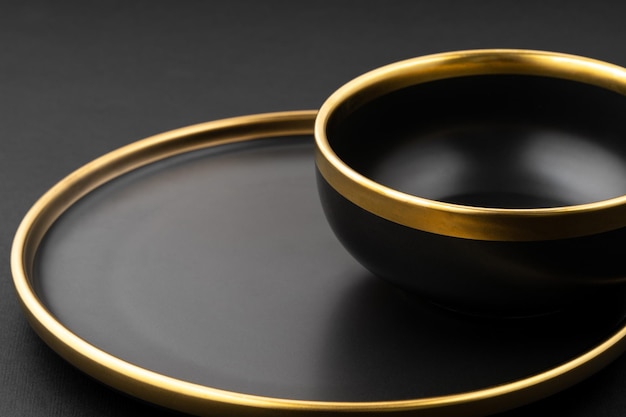 Zestaw czarno-złotej płytki ceramicznej na czarnym tle