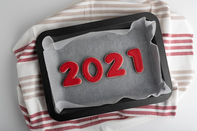 Zestaw czerwonych numerów 2021 z ciasteczek imbirowych na blasze do pieczenia. Czerwony tradycyjny piernik.