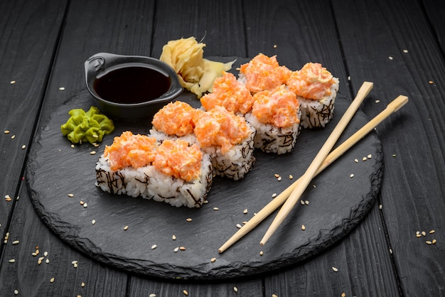 Zestaw Do Sushi Nigiri I Rolki Do Sushi Podawane Na Czarnym Kamieniu