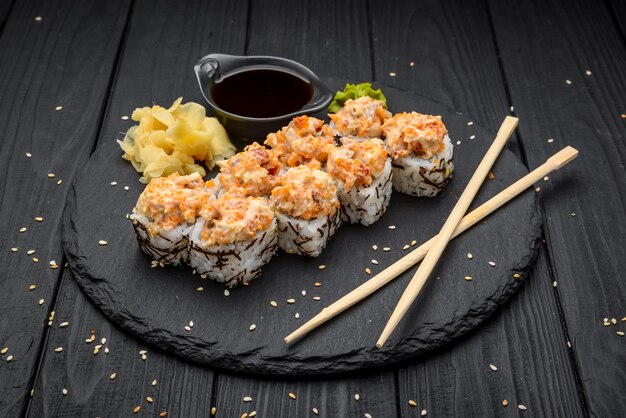 Zestaw do sushi nigiri i rolki do sushi podawane na czarnym kamieniu