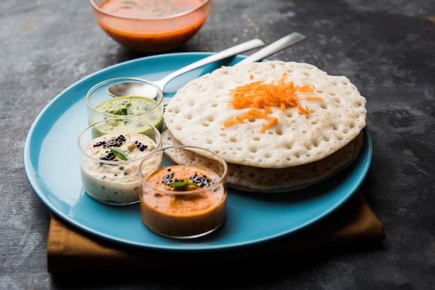 Zestaw Dosa, Oothapam lub uttapam dosa to popularne południowoindyjskie jedzenie podawane z sambarem i chutney, selektywne focus