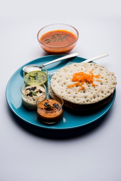 Zdjęcie zestaw dosa, oothapam lub uttapam dosa to popularne południowoindyjskie jedzenie podawane z sambarem i chutney, selektywne focus