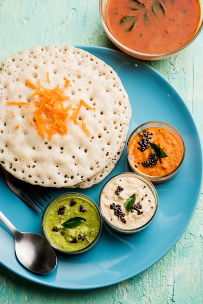 Zestaw Dosa, Oothapam lub uttapam dosa to popularne południowoindyjskie jedzenie podawane z sambarem i chutney, selektywne focus