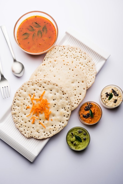 Zdjęcie zestaw dosa, oothapam lub uttapam dosa to popularne południowoindyjskie jedzenie podawane z sambarem i chutney, selektywne focus