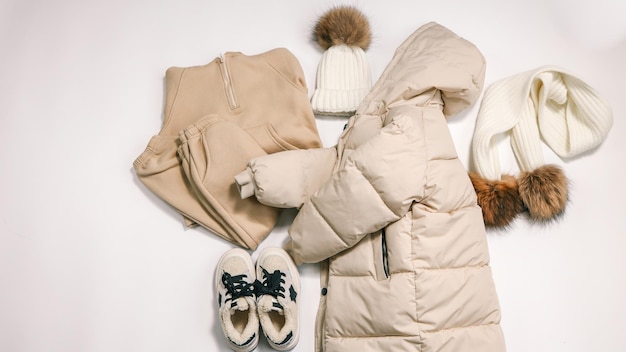 Zestaw dziecięcej odzieży zimowej z widoku na górze koncepcja reklamowa styl i moda