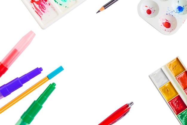 Zdjęcie zestaw farb akwarelowych kolorowych długopisów i ołówków na białym tle szkolny backgroun