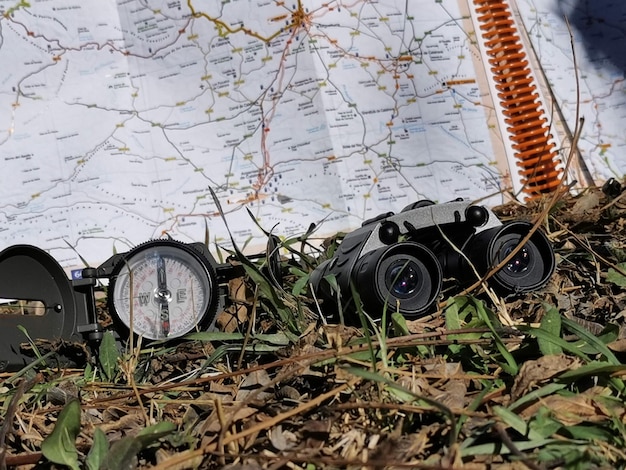 Zestaw gadżetów do biegów na orientację i przygody jako podróżnicza mapa kompasowa