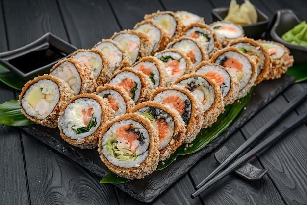 Zestaw gorących rolek sushi w tempurze