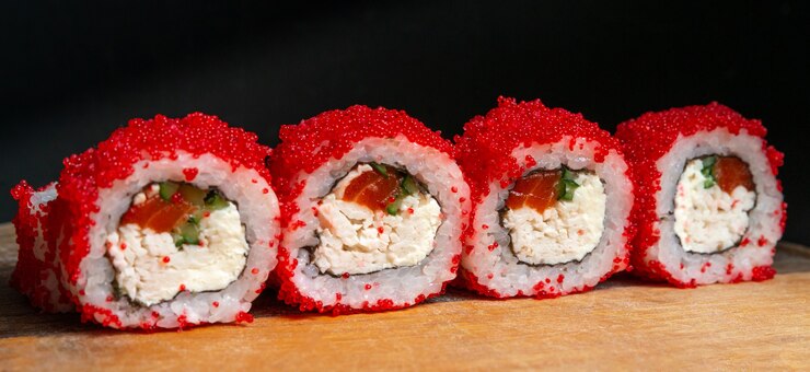 Zestaw japońskie ryby sushi rolls california ebi łosoś philadelphia ser awokado czerwony tobik kawior