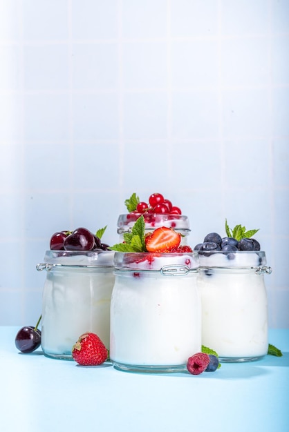 Zdjęcie zestaw jogurtowy z letnimi jagodami