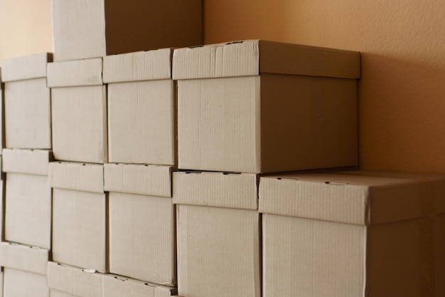 Zestaw kartonowych pudełek brązowych w magazynie Tło kartonowych pudełek w magazynie