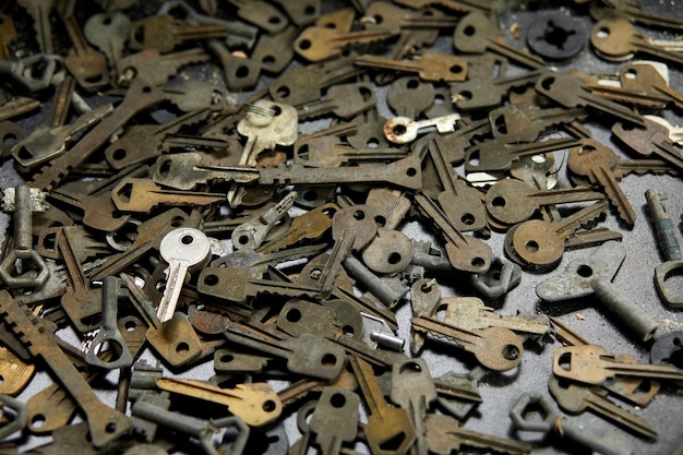 Zdjęcie zestaw kluczy i koncepcja zamka w warsztacie ślusarskim