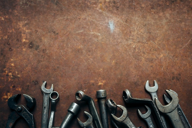 Zestaw kluczy na stare zardzewiałe metalowe biurko