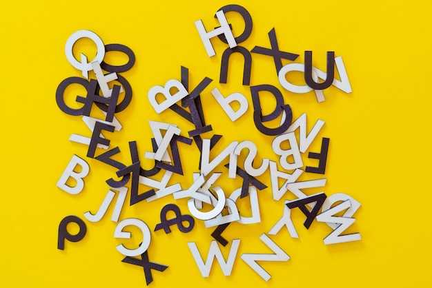 Zdjęcie zestaw kolekcji losowo wyciętych liter alfabetu, streszczenie powyżej płaskiej koncepcji świeckiej