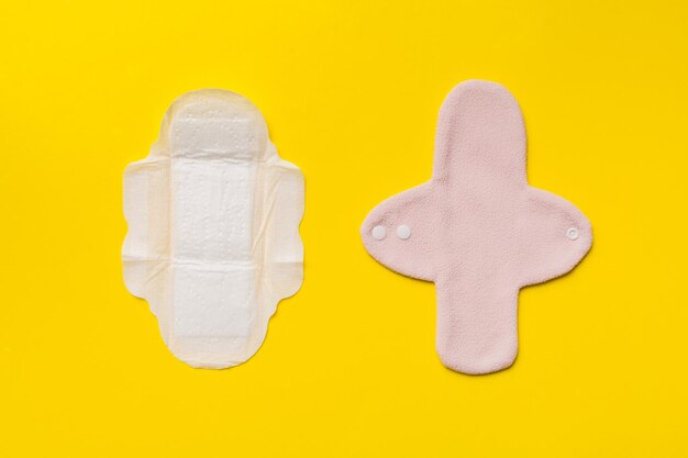 Zestaw kolorowych, jasnych wkładek menstruacyjnych wielokrotnego użytku zero odpadów kobieta okresy koncepcja widok z góry z miejscem na kopię