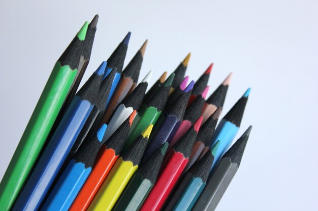 Zestaw kolorowych ołówków do rysowania w okrągłym pudełku