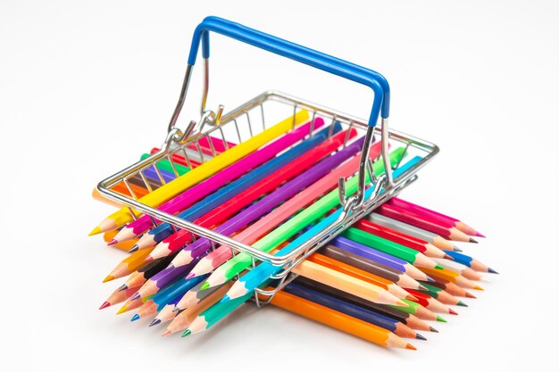 Zestaw kolorowych ołówków kolorowych ołówków do rysowania na białym tle artystyczna kreatywność rysowania