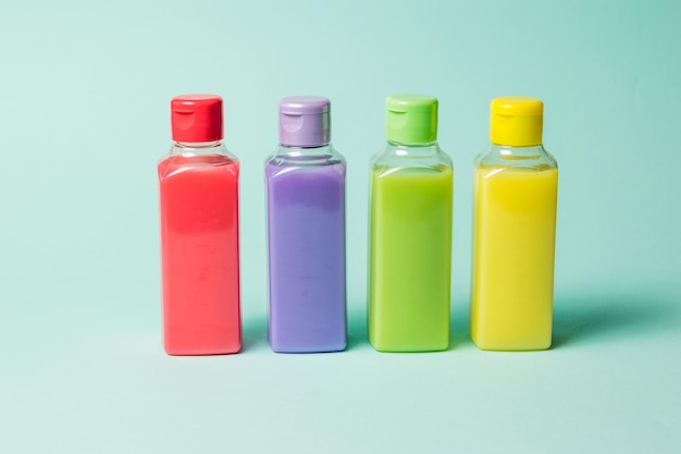 Zestaw kolorowych plastikowych butelek na jasnym tle