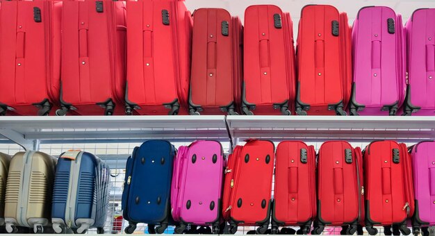 Zestaw kolorowych walizek na podróż i wakacje