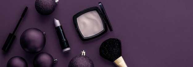Zestaw kosmetyków do makijażu i kosmetyków dla marki kosmetycznej Promocja świątecznych wyprzedaży luksusowe śliwkowe płaskie tło jako projekt wakacyjny