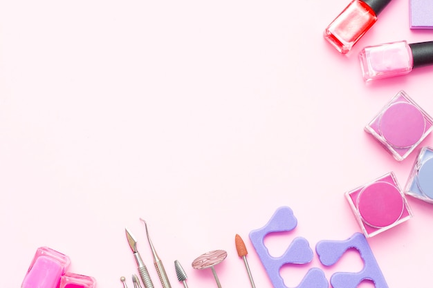 Zestaw Kosmetyków Do Manicure I Pedicure Na Różowo-fioletowym Tle