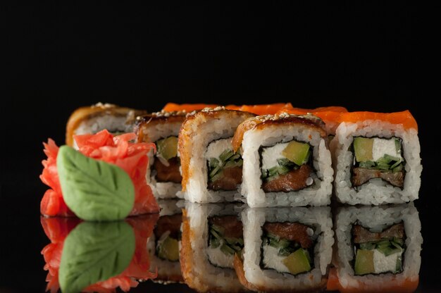 Zestaw Kostek Sushi Z Wasabi Na Czarnym Tle Z Odbiciem