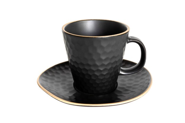 Zdjęcie zestaw kubków czarnej herbaty i spodków izolowany na białym tle ceramiczna filiżanka kawy lub kubek z bliska