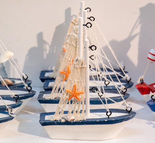 Zdjęcie zestaw małych kolorowych modeli łodzi