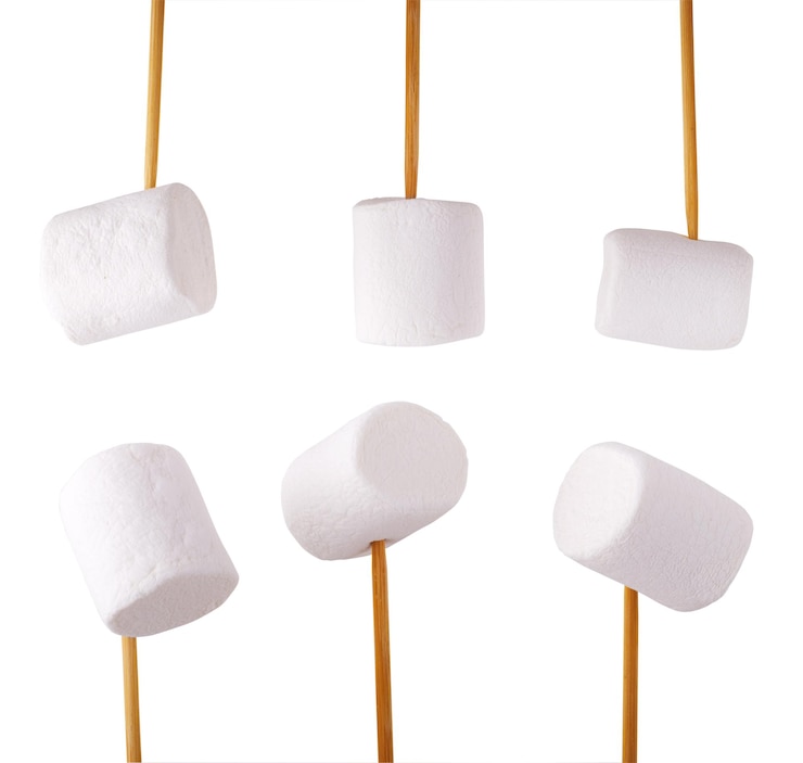 Zdjęcie zestaw marshmallow gromada smacznych białych i różowych marshmallows izolowanych na białym tle marshmallow tło cukierków