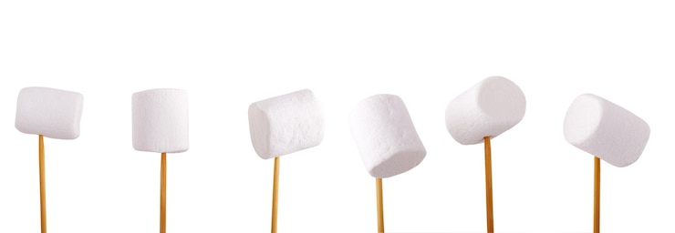 Zdjęcie zestaw marshmallow gromada smacznych białych i różowych marshmallows izolowanych na białym tle marshmallow tło cukierków