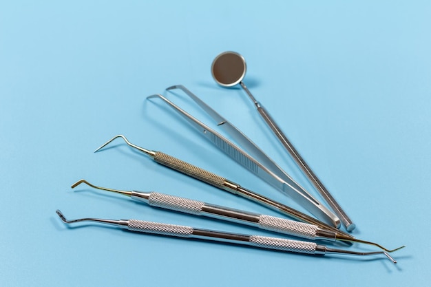 Zestaw metalowych narzędzi stomatologicznych do pielęgnacji zębów