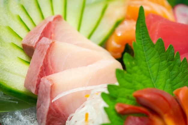 Zdjęcie zestaw mieszanek sashimi zawiera łososia, tuńczyka, sabę, tai, tako i hokkigai