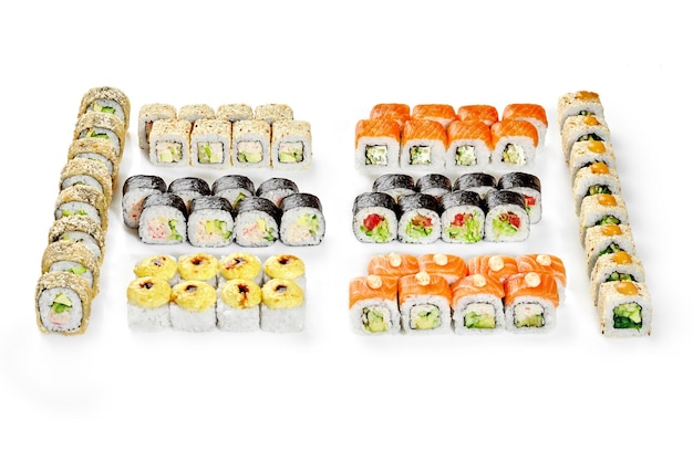 Zestaw na rodzinny obiad z różnymi japońskimi rolkami sushi