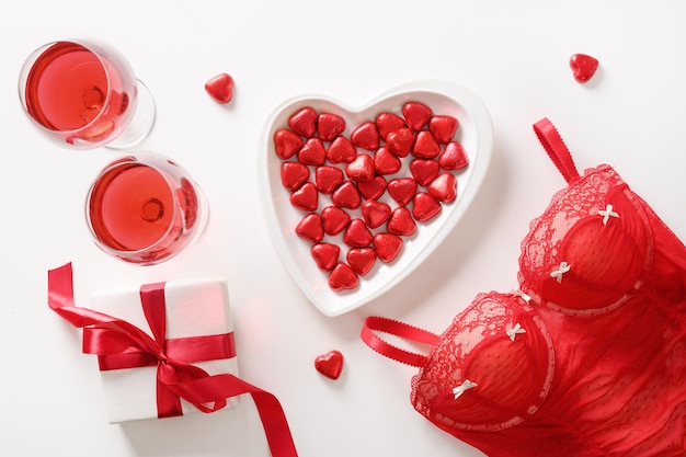 Zestaw na romantyczne randkiwalentynki czerwony prezent miłosny gorset bielizna wino i czekoladowe słodycze