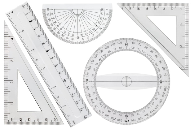 Zestaw narzędzi do rysowania linijki kątomierz trójkąt na białym tle