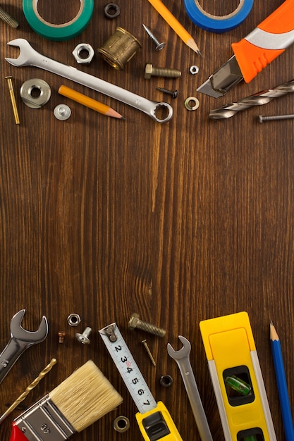 Zestaw narzędzi i instrumentów na podłoże drewniane
