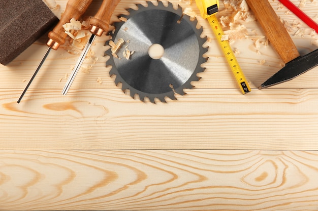 Zestaw narzędzi stolarskich na drewnianym