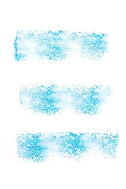 Zdjęcie zestaw niebieskich pociągnięć akwareli na białym tle śladu wałka do malowania