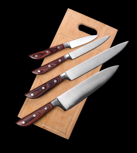 Zestaw noży kuchennych na drewnianej desce do krojenia na czarno