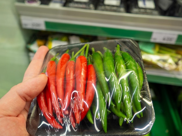 Zestaw ostrych papryczek w opakowaniu Wybór produktów w supermarkecie