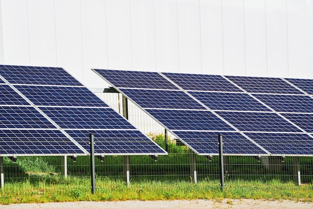 Zestaw paneli fotowoltaicznych zamontowanych na ziemi panele energii słonecznej na zewnątrz Solar Park